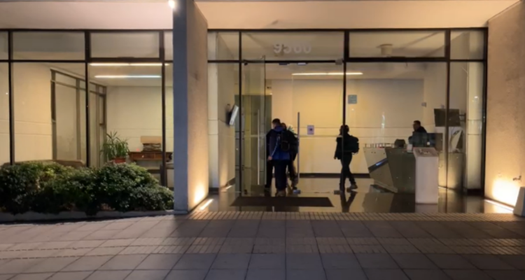 Escort está grave tras robo en Las Condes: delincuentes huyeron por balcones y cometieron otro asalto