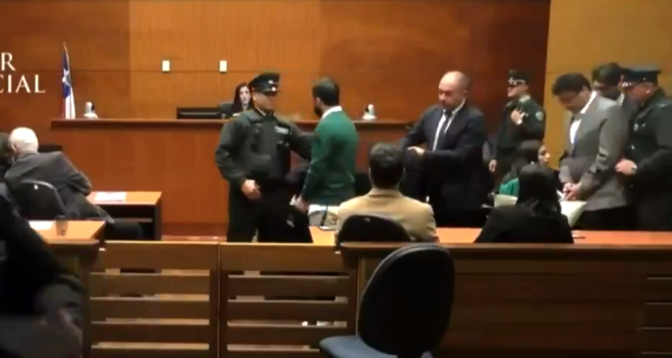 Esposado y escoltado por Gendarmería: así salió Daniel Jadue del tribunal que lo dejó preso