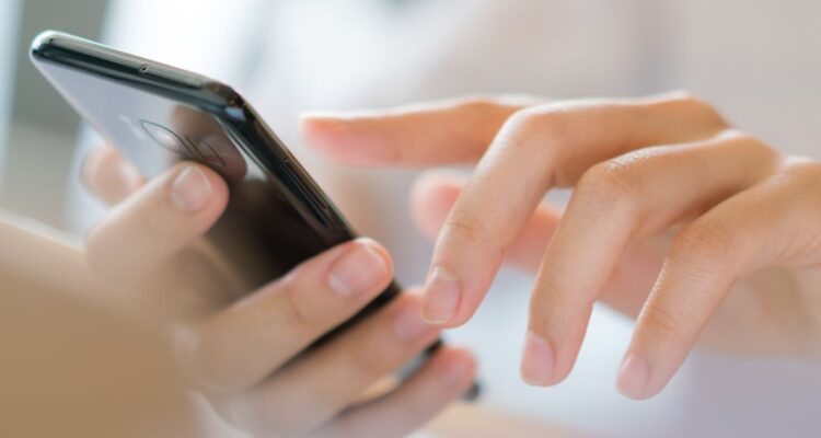 Así sería la nueva estafa telefónica que involucra llamadas y agregar contacto a WhatsApp según la PDI