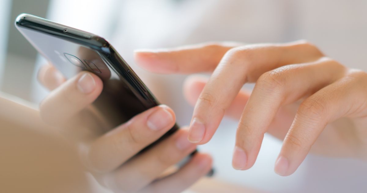 Así sería la nueva estafa telefónica que involucra llamadas y agregar contacto a WhatsApp según la PDI