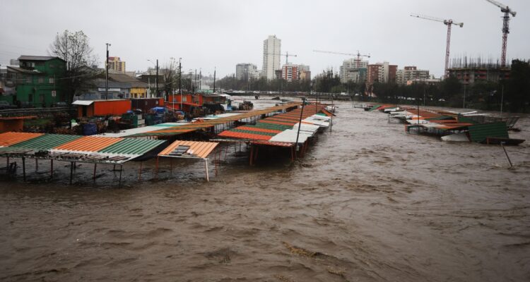 Crecida de caudal de estero marga marga por lluvias en Viña del Mar