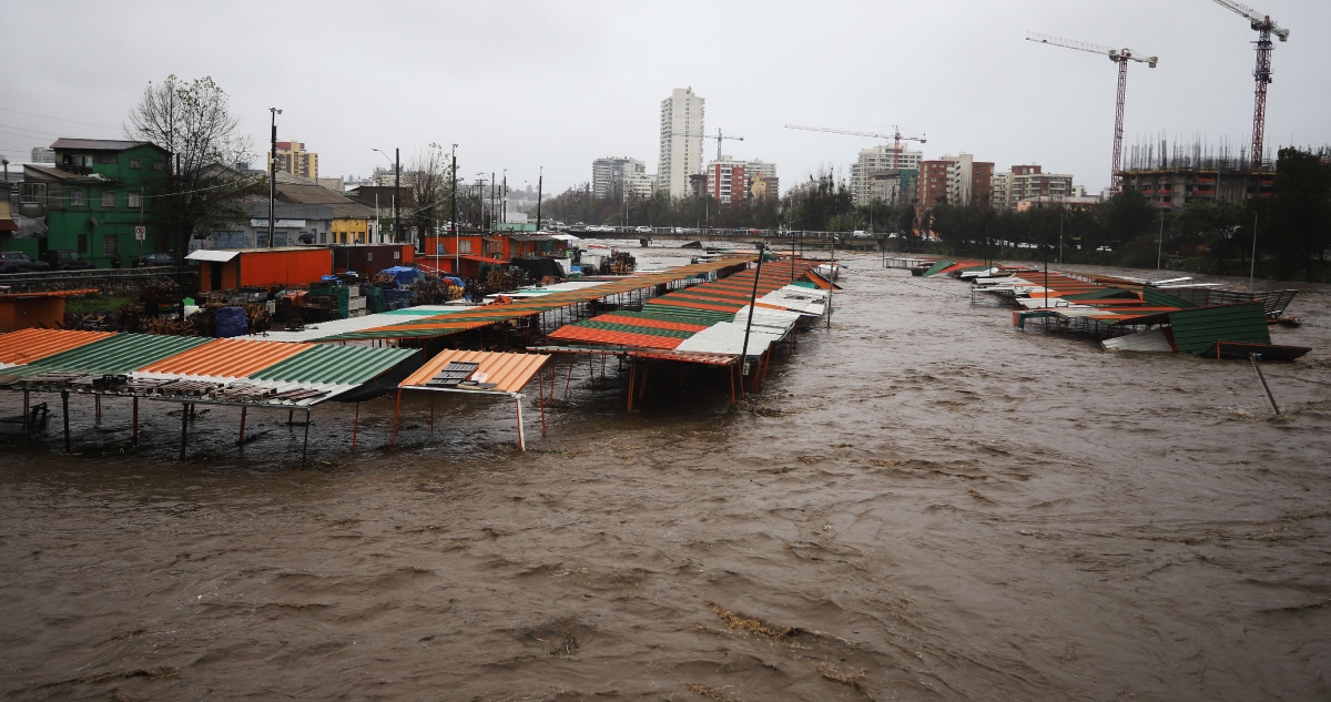 Crecida de caudal de estero marga marga por lluvias en Viña del Mar