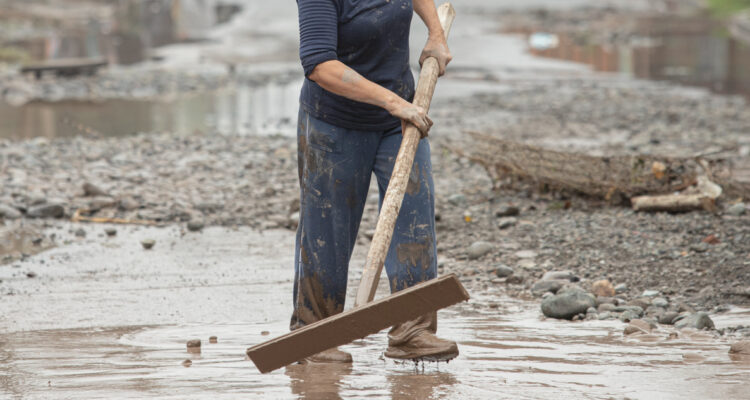 Senapred ordena evacuar cuatro sectores de Arauco por desborde de río y declara Alerta Roja