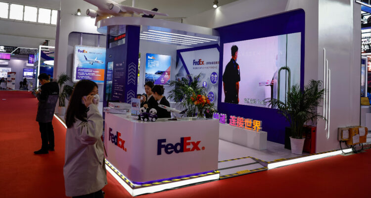 FedEx necesita reducir costos y anuncia que para eso despedirá a unos 2 mil trabajadores