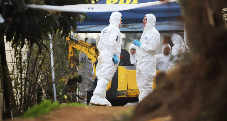 Personal de la Brigada de Homicidios de la Policía de Investigaciones, acude al lugar donde vivía Hugo Bustamante, asesino de la menor Ámbar Cornejo, luego de una supuesta confesión de este, de que habría asesinado a dos personas más que estarían enterradas en el inmueble.