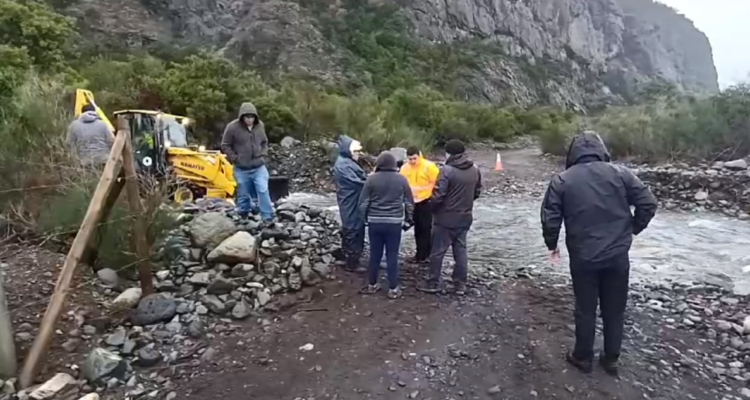 Más de 30 personas aisladas en Antuco tras crecida del estero Pangue en medio de intensas lluvias