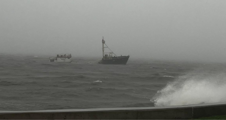 Barco termina hundido tras intensas marejadas en la bahía de Talcahuano