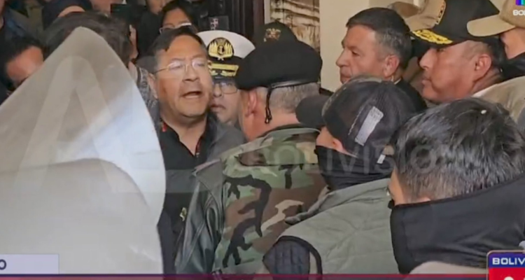 El momento en que presidente Arce y comandante del Ejército de Bolivia se encuentran cara a cara