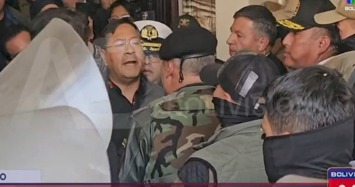 El momento en que presidente Arce y comandante del Ejército de Bolivia se encuentran cara a cara