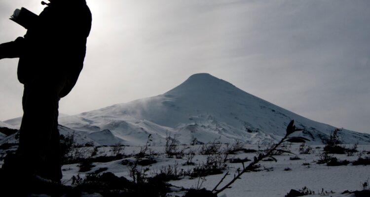 Joven es evacuado en helicóptero tras sufrir fractura en volcán Osorno