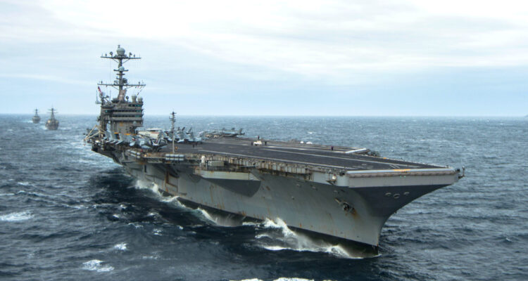 Fragata de la Armada escolta a portaaviones USS George Washington en histórica visita a Chile