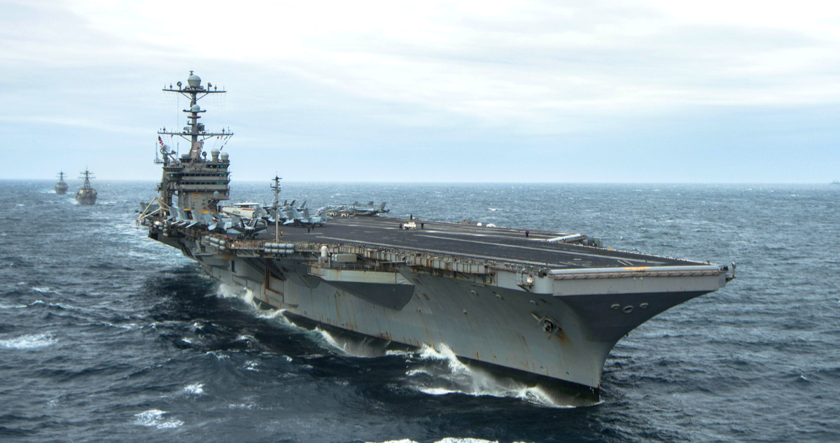 Fragata de la Armada escolta a portaaviones USS George Washington en histórica visita a Chile