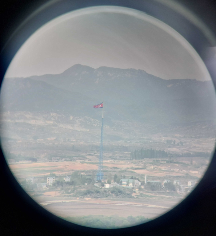 Bandera de Corea del Norte en la frontera.