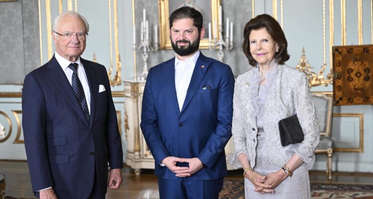 El presidente Gabriel Boric con el rey Carlos XVI Gustavo de Suecia y la reina consorte Silvia