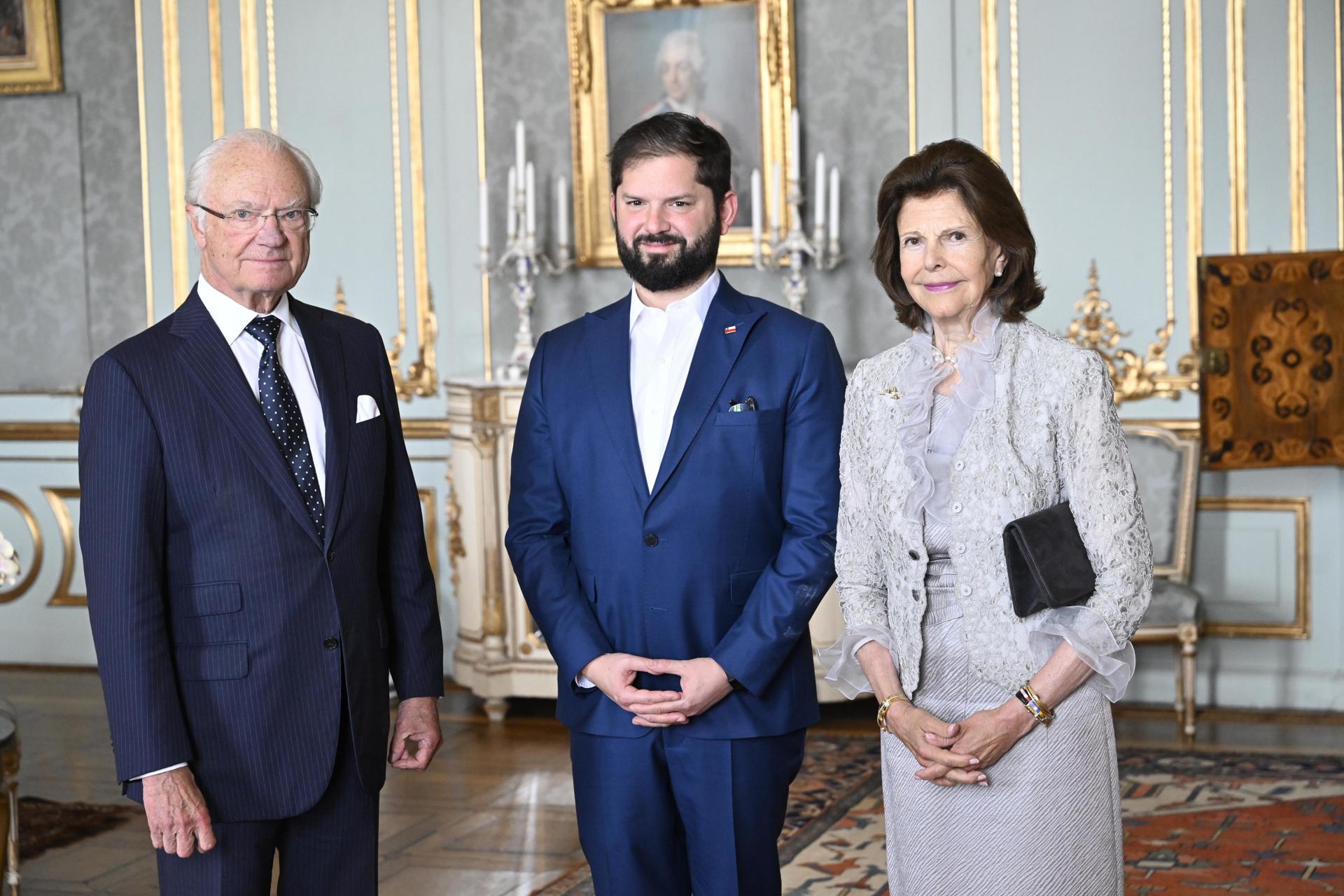El presidente Gabriel Boric con el rey Carlos XVI Gustavo de Suecia y la reina consorte Silvia