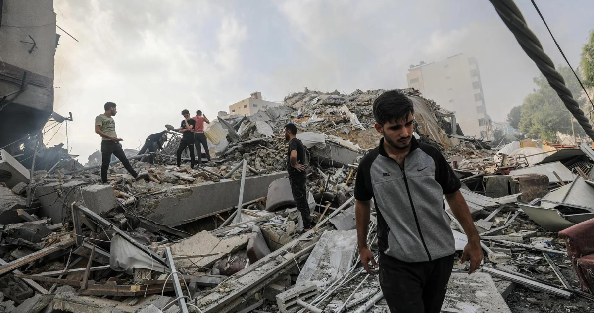 Palestinos inspeccionan los escombros de sus casas destruidas en Gaza en octubre de 2023