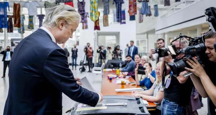 Geert Wilders emite su voto en las elecciones al Parlamento Europeo en el ayuntamiento de La Haya