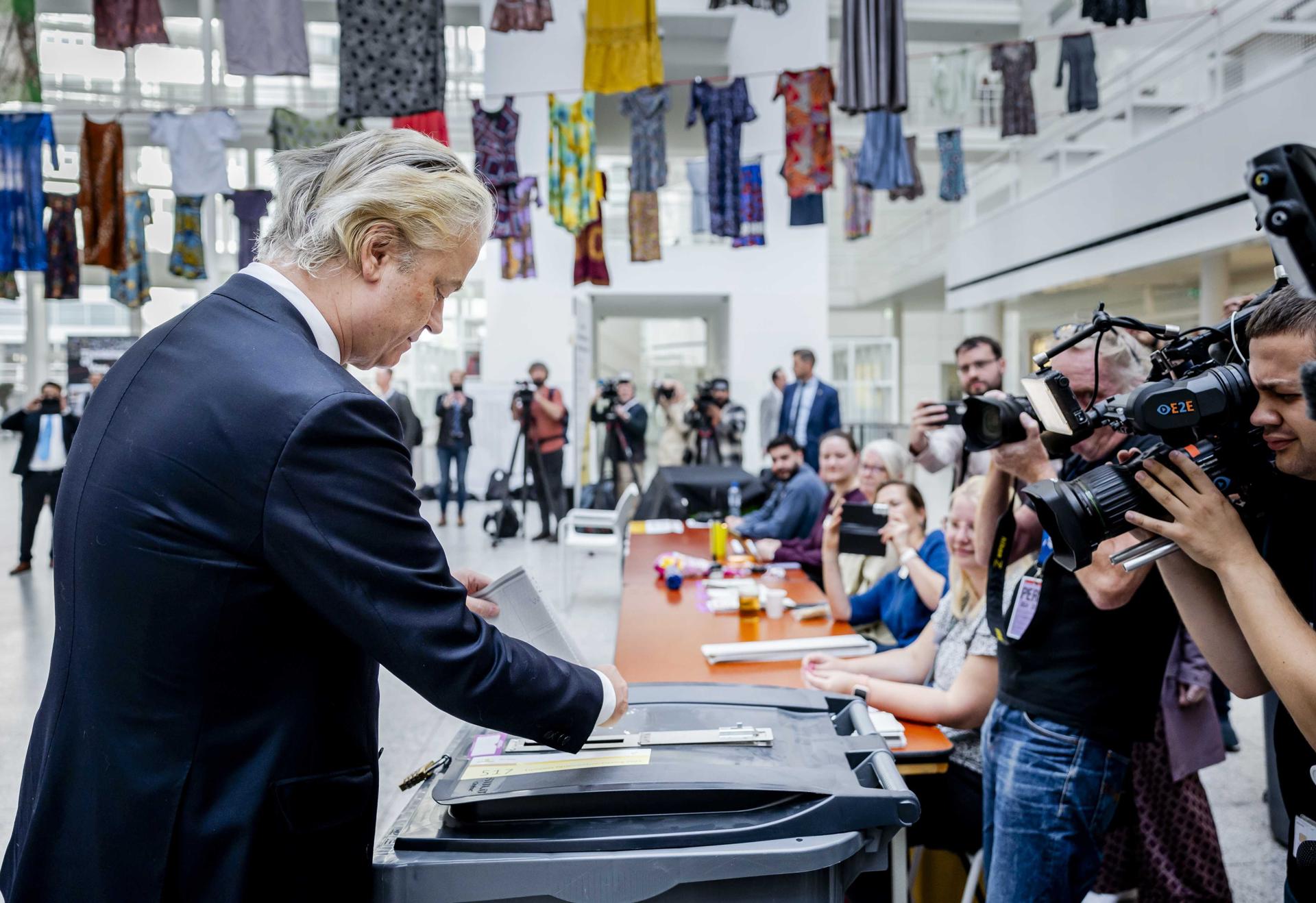 Geert Wilders emite su voto en las elecciones al Parlamento Europeo en el ayuntamiento de La Haya