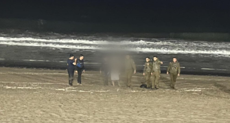 hombre se lanza desnudo al mar en iquique