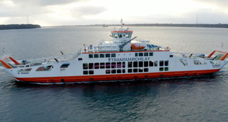 Hombre se lanzó desde transbordador a Canal Chacao: fue rescatado con principio de hipotermia