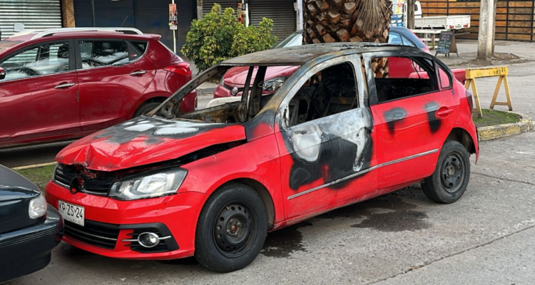 Auto quemado en Estación Central