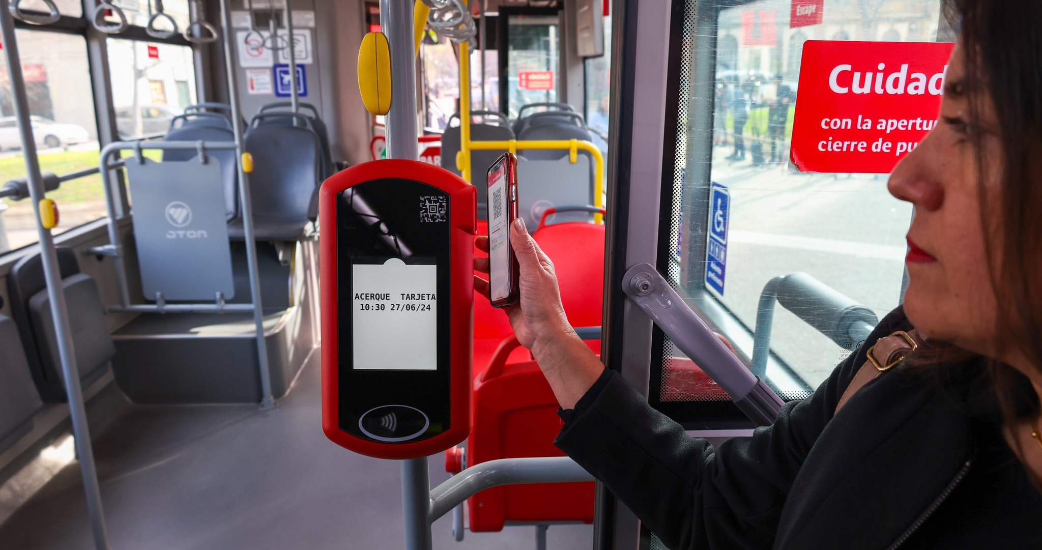 Validadores en la puerta trasera de los buses