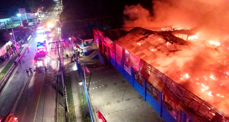 Incendio arrasa con mall chino recién inaugurado en comuna de El Monte