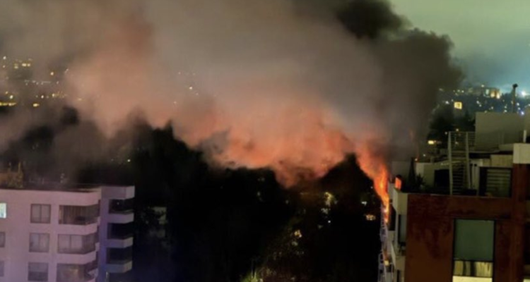 Un incendio afecta la noche de este domingo a un departamento en un noveno piso de un edificio residencial en Las Condes, Santiago.