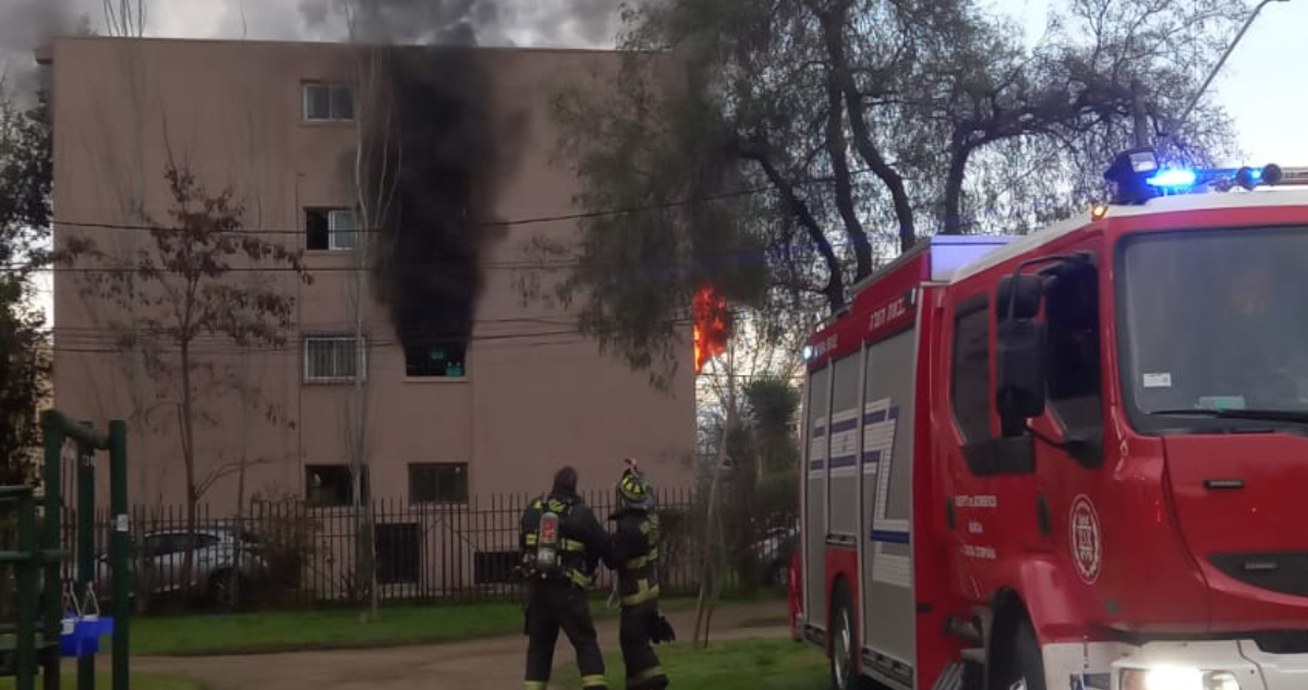 Incendio en Ñuñoa deja a dos personas heridas un adulto mayor (80) y una adolescente embarazada (16)