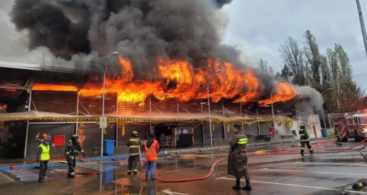 Gigantesco incendio consume Plaza de Abastos de Illapel: más de 20 locales se ven afectados