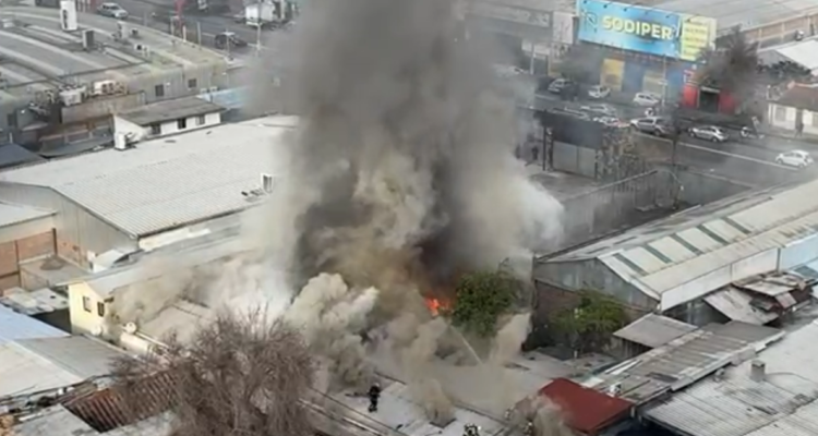 Bomberos trabaja en gigantesco incendio que afecta a cité en Independencia