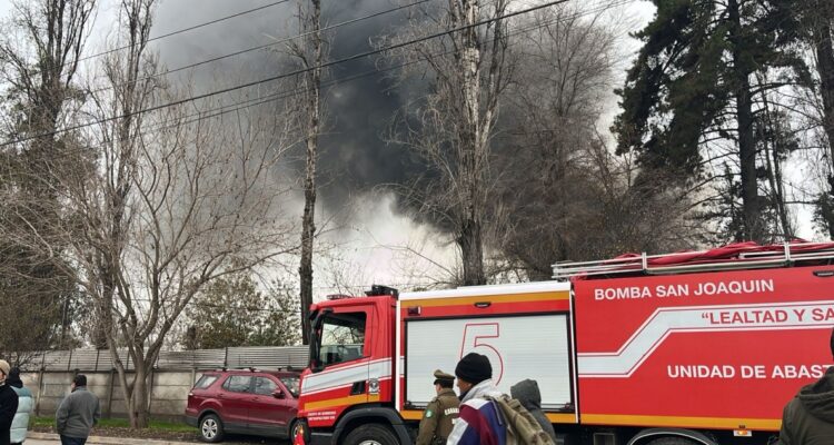 Incendio de grandes proporciones afecta a bodegas en La Pintana