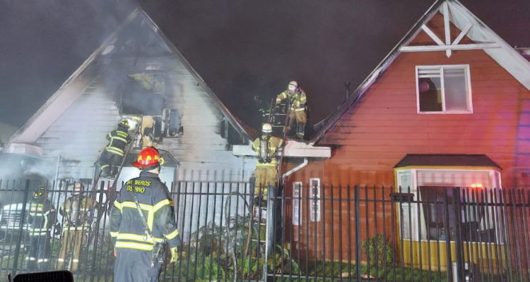 Bomberos trabaja en el control de un incendio que cobró la vida de cuatro personas en Osorno.