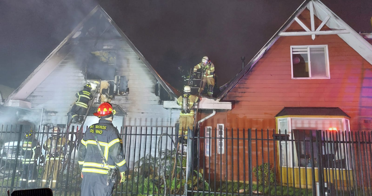 Bomberos trabaja en el control de un incendio que cobró la vida de cuatro personas en Osorno.