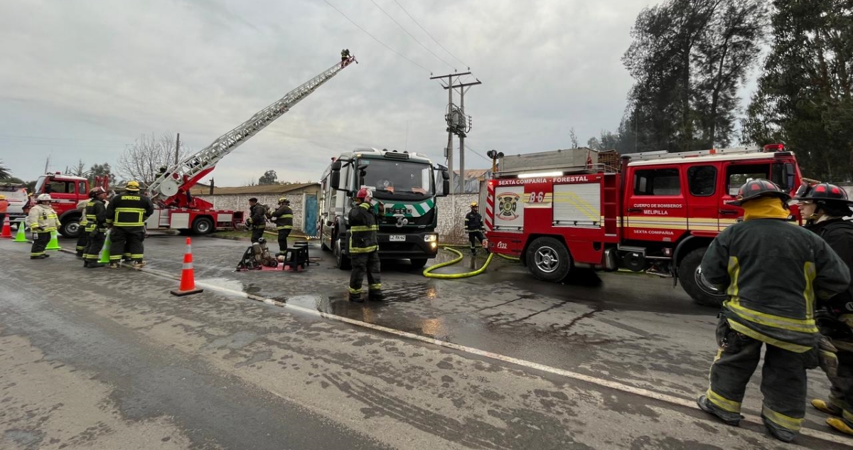 Violento incendio destruye fábrica de plásticos en Melipilla