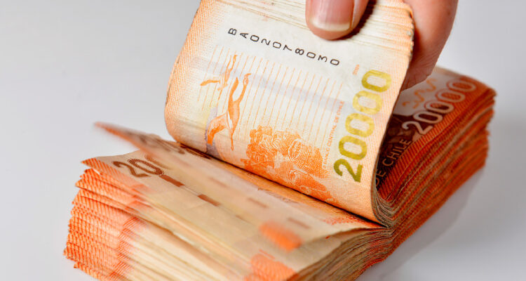 una píla de billetes de 20 mil