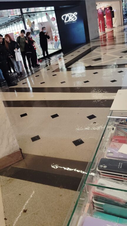 Aguas servidas inundan primer piso del Mall Marina de Viña del Mar: empresa aseguró que reparó matriz