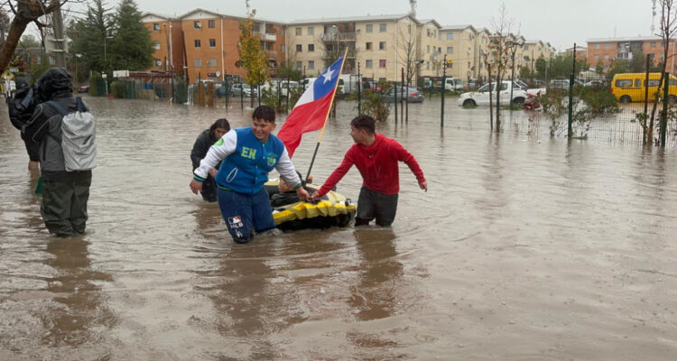 Hasta en bote inflable: aguas lluvia ingresan a viviendas tras inundaciones en Pudahuel