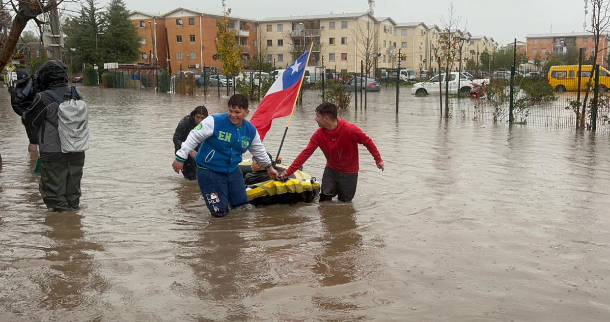 Hasta en bote inflable: aguas lluvia ingresan a viviendas tras inundaciones en Pudahuel