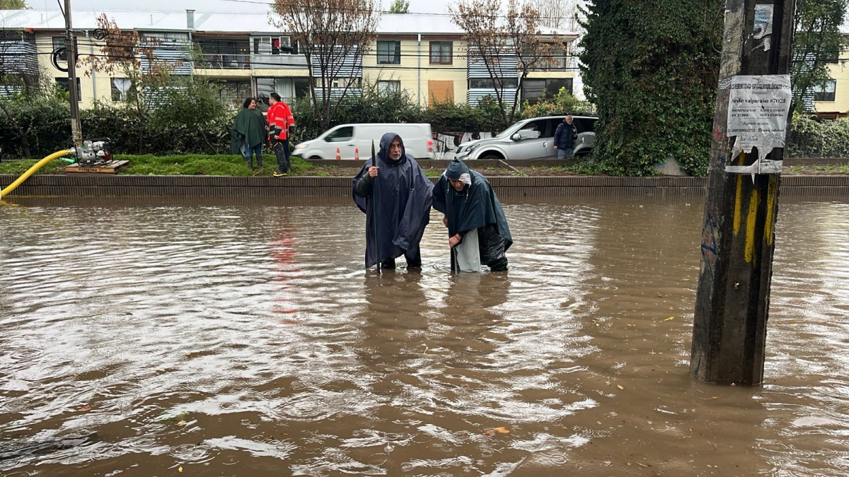 Sectores residenciales de la capital ya sufren los anegamientos por las fuertes lluvias