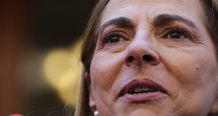 Isabel Plá baja candidatura a gobernadora RM y llama a tener solo un candidato opositor ante Orrego