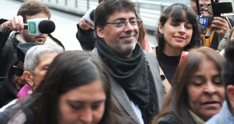 “Hay gente que no entiende”: Jadue llega con escudo humano de mujeres al Centro de Justicia