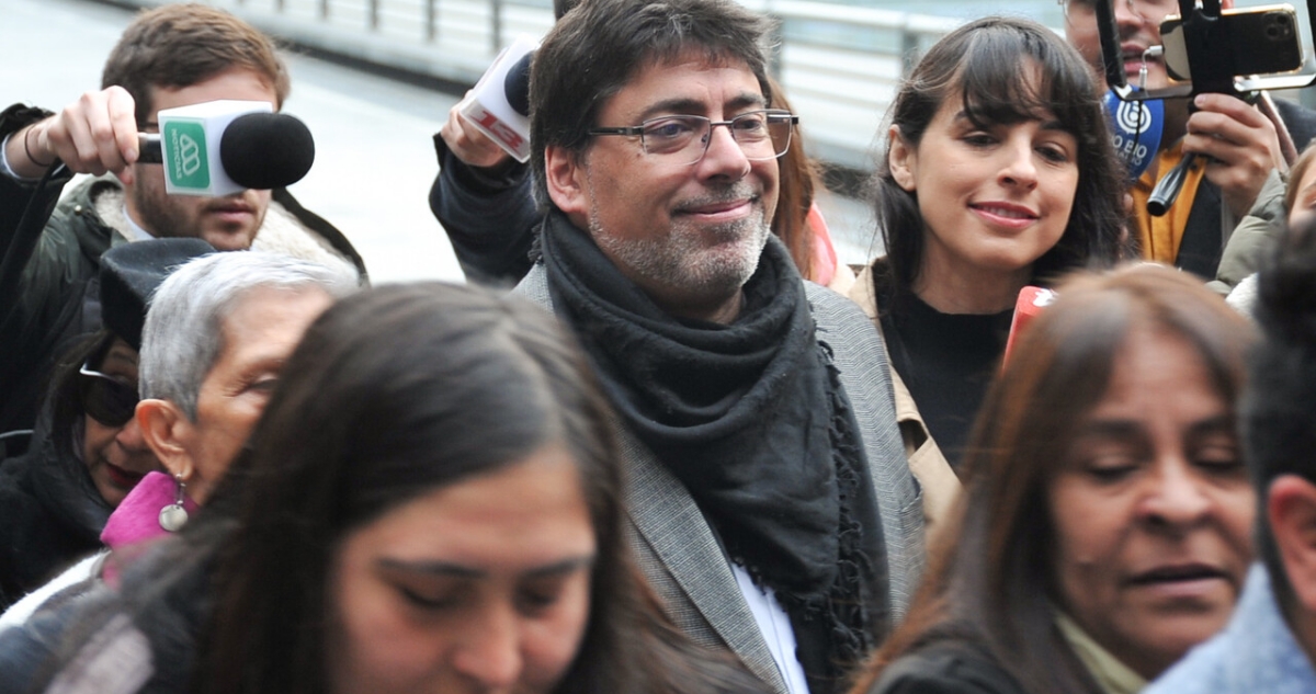 “Hay gente que no entiende”: Jadue llega con escudo humano de mujeres al Centro de Justicia