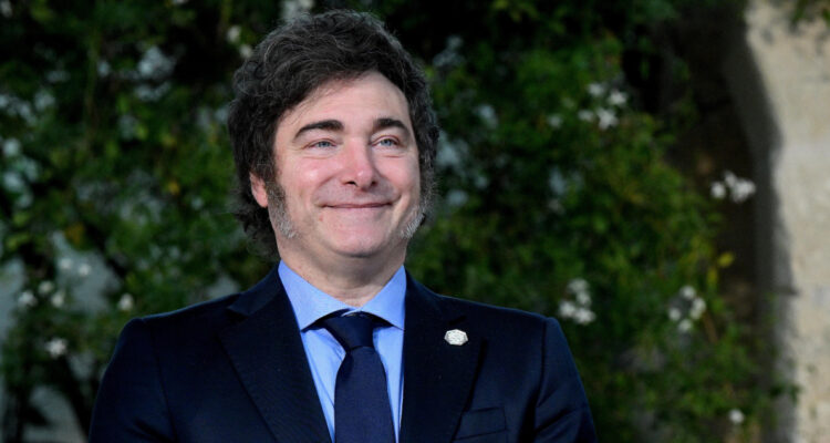 Milei confirma que buscará cambiar el régimen monetario de Argentina