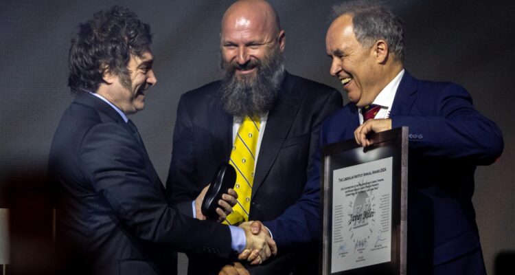 Javier Milei recibe el premio durante una ceremonia en el Palacio Zofin de Praga | EFE