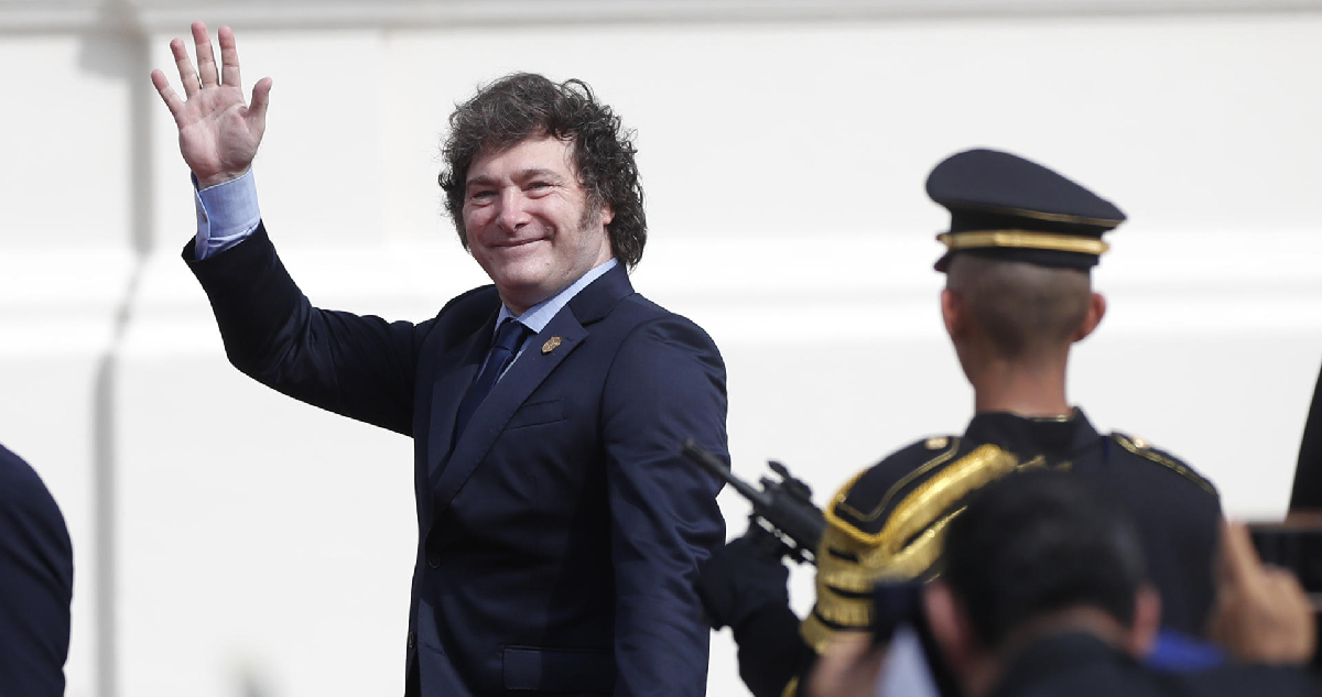 El presidente de Argentina, Javier Milei, llega para participar en la ceremonia de investidura del presidente salvadoreño, Nayib Bukele