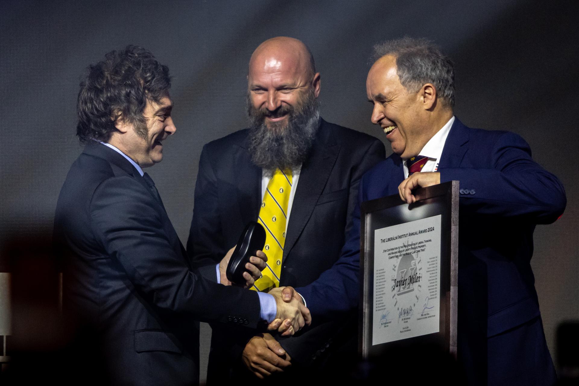 Javier Milei recibe el premio durante una ceremonia en el Palacio Zofin de Praga | EFE