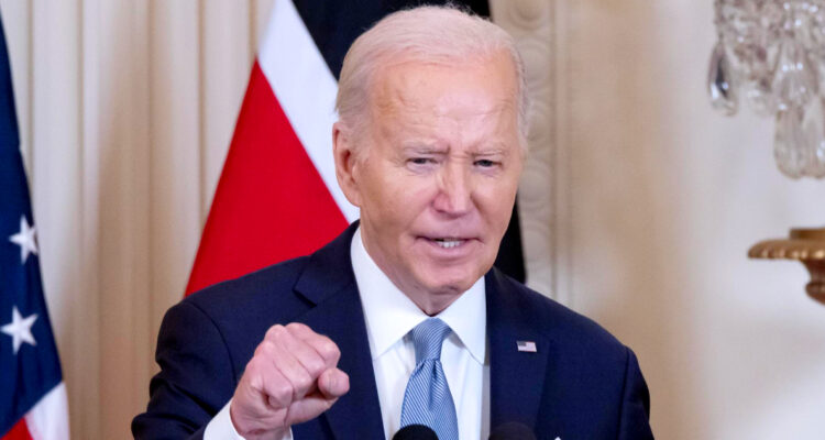 Joe Biden califica a Trump de “criminal convicto que busca la presidencia” en evento benéfico