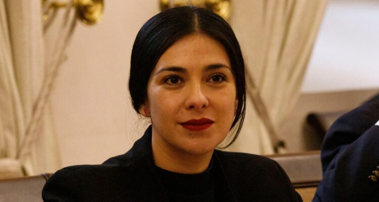 Tras dichos de Boric: Cariola espera encontrar soluciones para combatir alza en cuentas de la luz