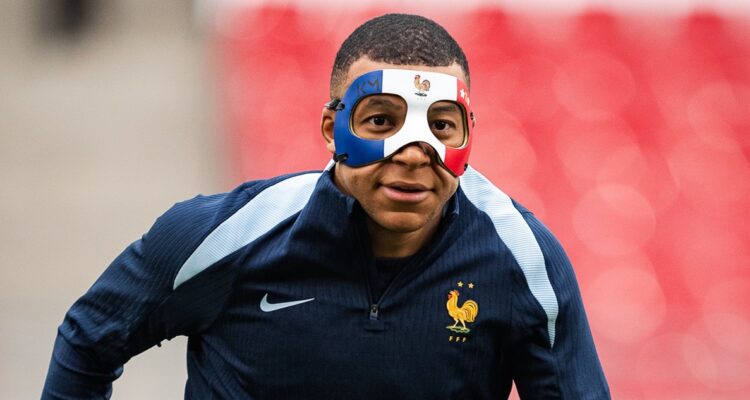 Kylian Mbappé reapareció con llamativa máscara.